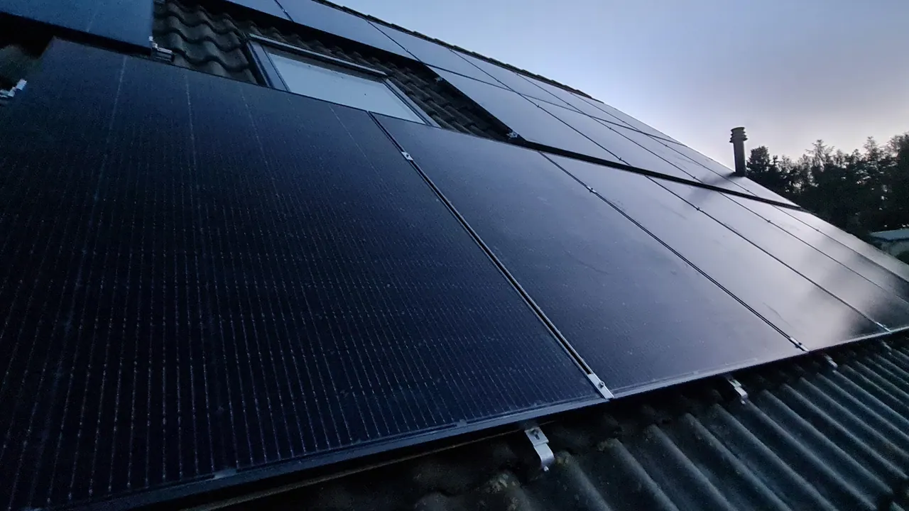 Vollschwarze Photovoltaik-Module montiert auf einem Steildach in Nordsachsen — Anlage von Elektrotechnik Barthel